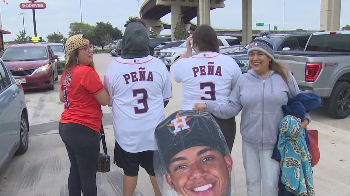 Astros' Jeremy Peña works shift at Houston area Raising Cañe's