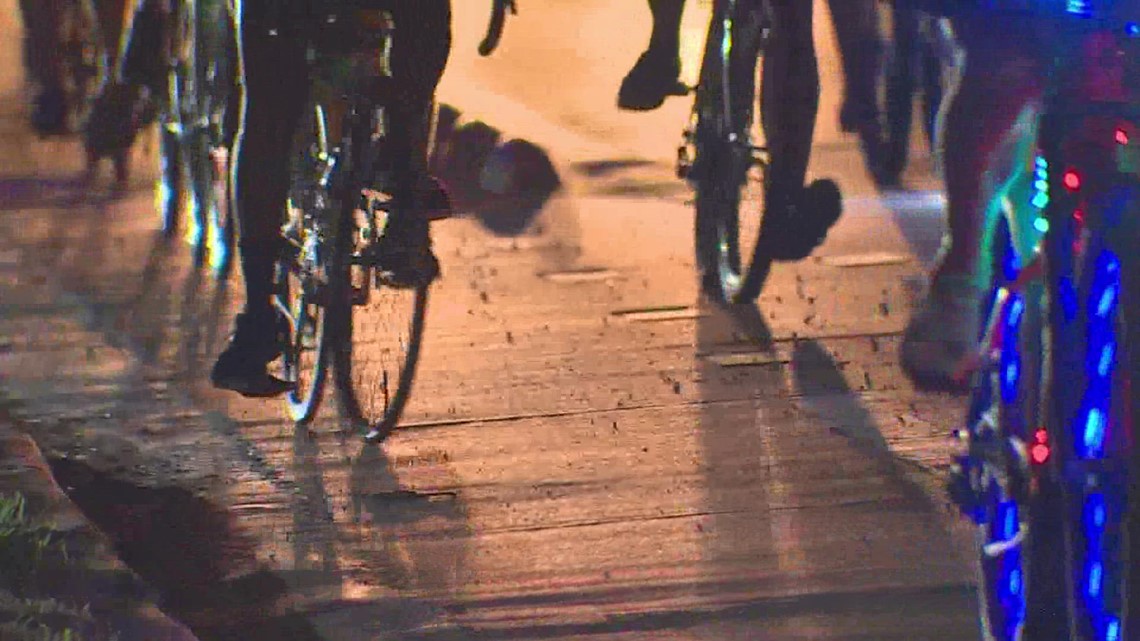 Pengendara sepeda telanjang berkendara melalui Houston untuk keselamatan pengendara sepeda