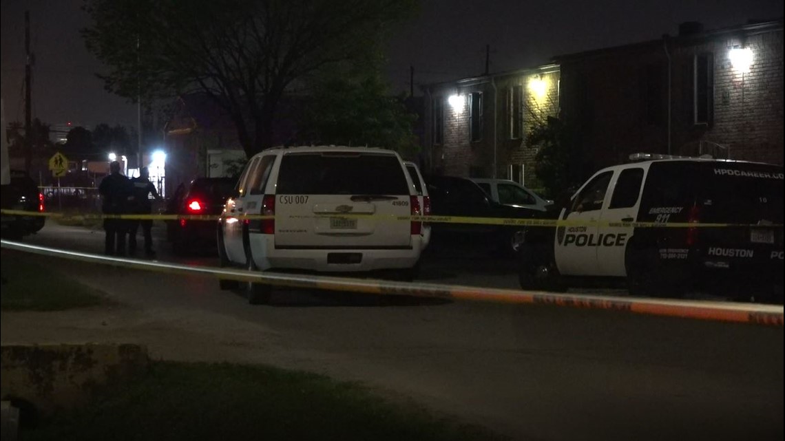 Police looking for gunman after man shot to death in SW Houston | khou.com