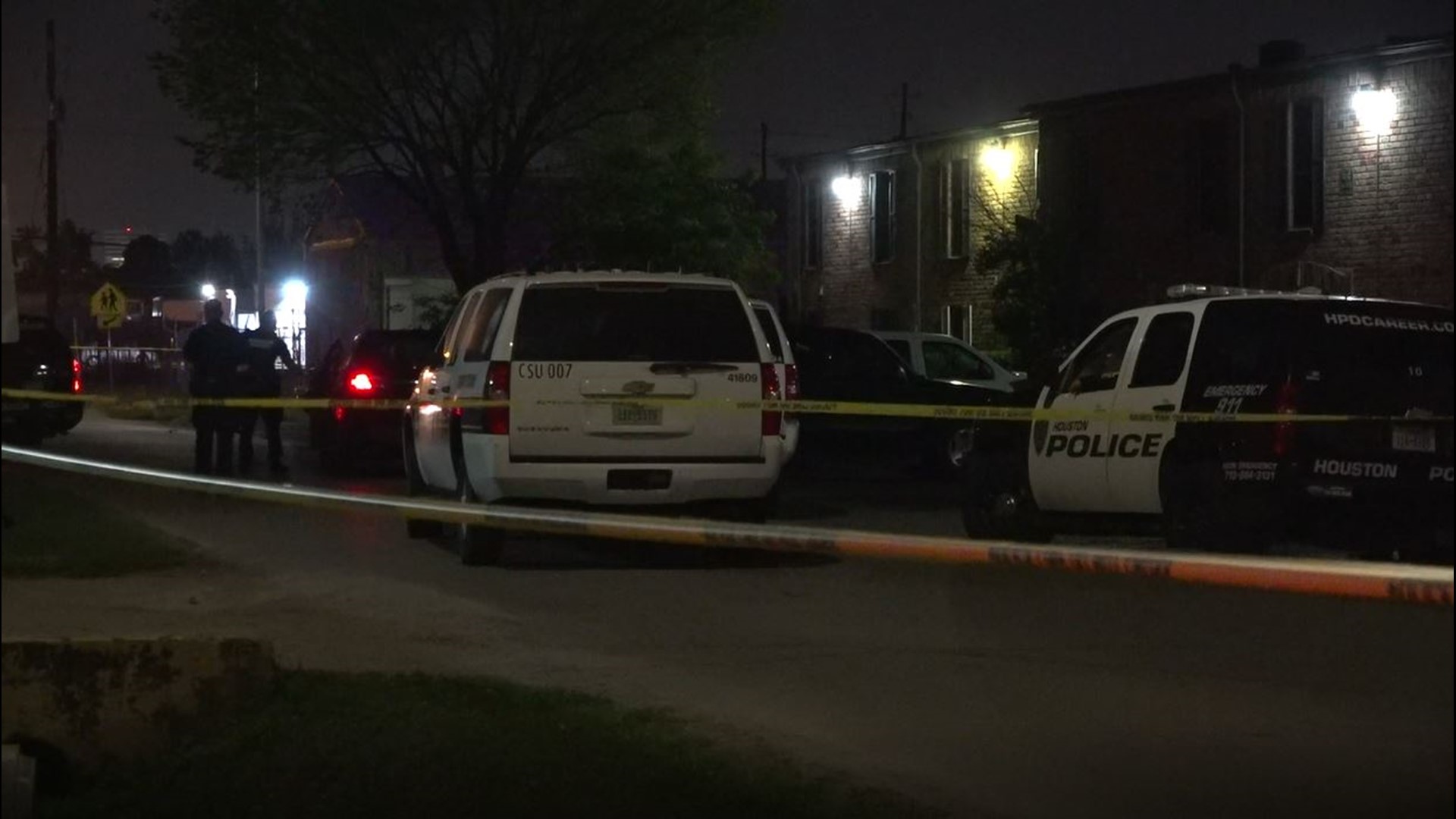 Police looking for gunman after man shot to death in SW Houston | khou.com