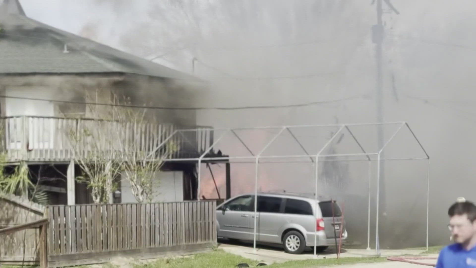 Massive fire burns multiple homes in Dickinson neighborhood | khou.com