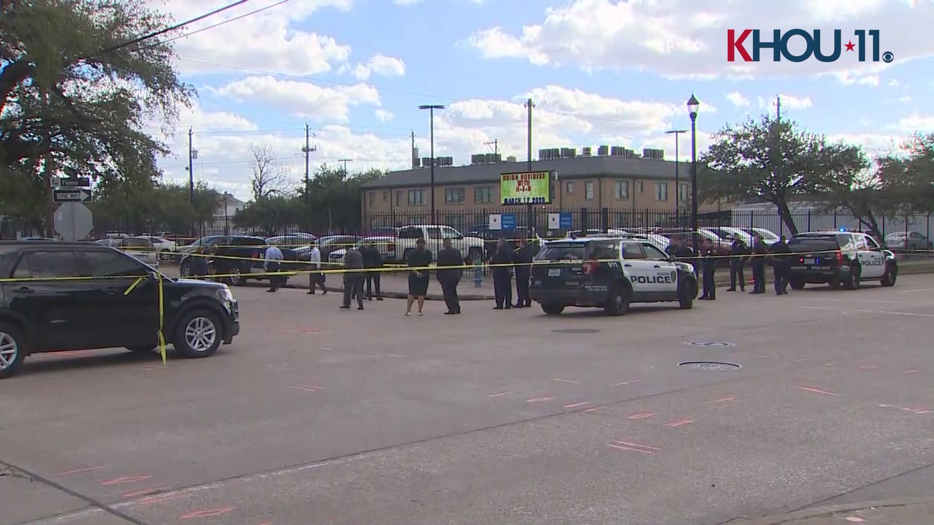 An off-duty Houston police officer shot a robbery suspect in Midtown on Monday.