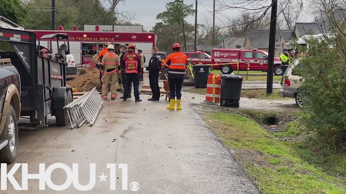 Raw Video: Man Falls Into Trench In SE Houston | Khou.com