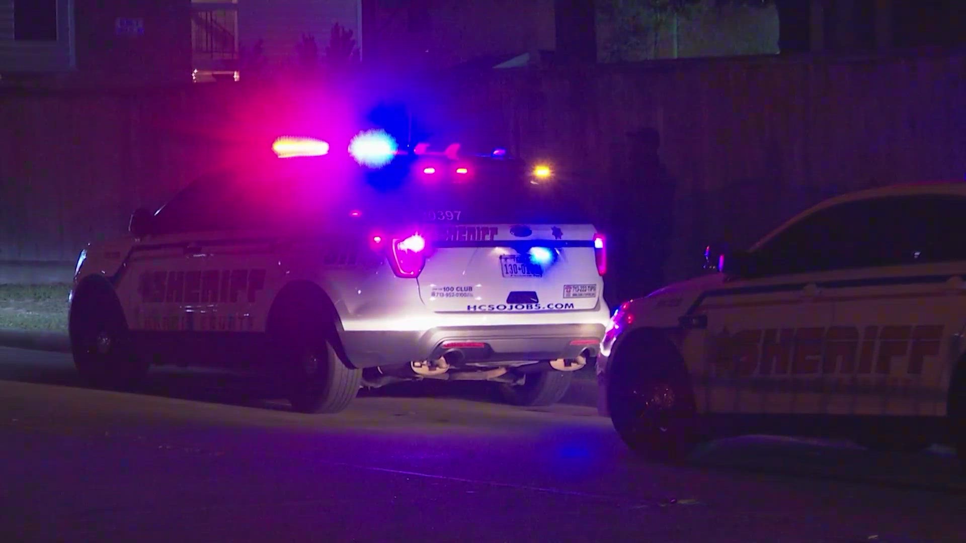 Man shoots girlfriend to death in apartment on Red Oak Drive | khou.com