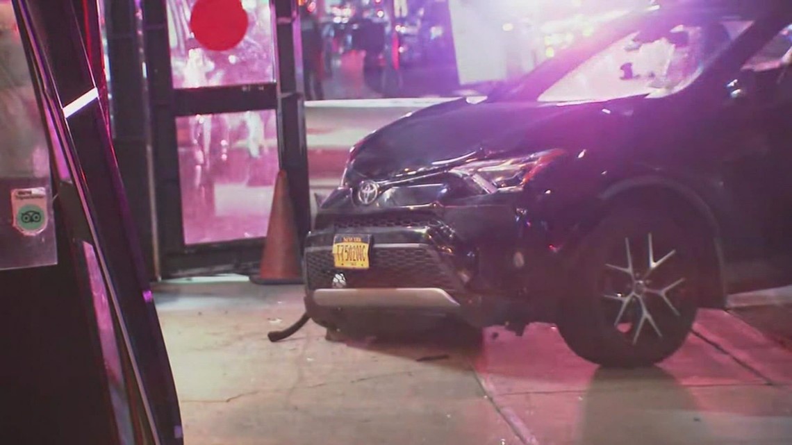 Polisi mengatakan 22 terluka saat SUV menabrak restoran NYC