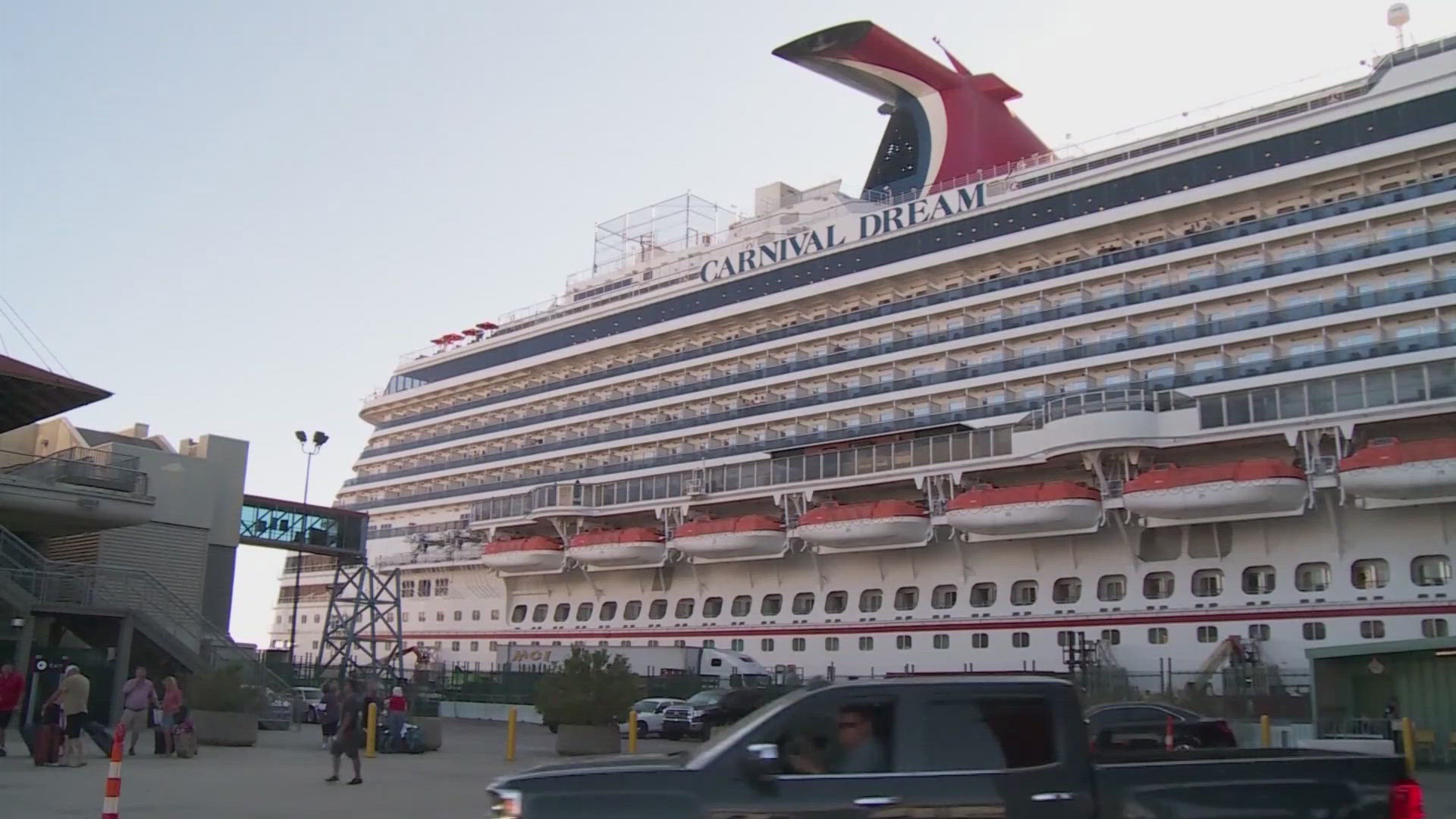 A passenger who was onboard the ship when Euvelester Villarreal Jr. died spoke to KHOU 11 News about what he saw that day.