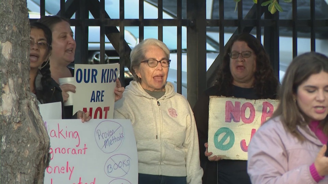 Houston ISD parents and students protest outside East End school over state control