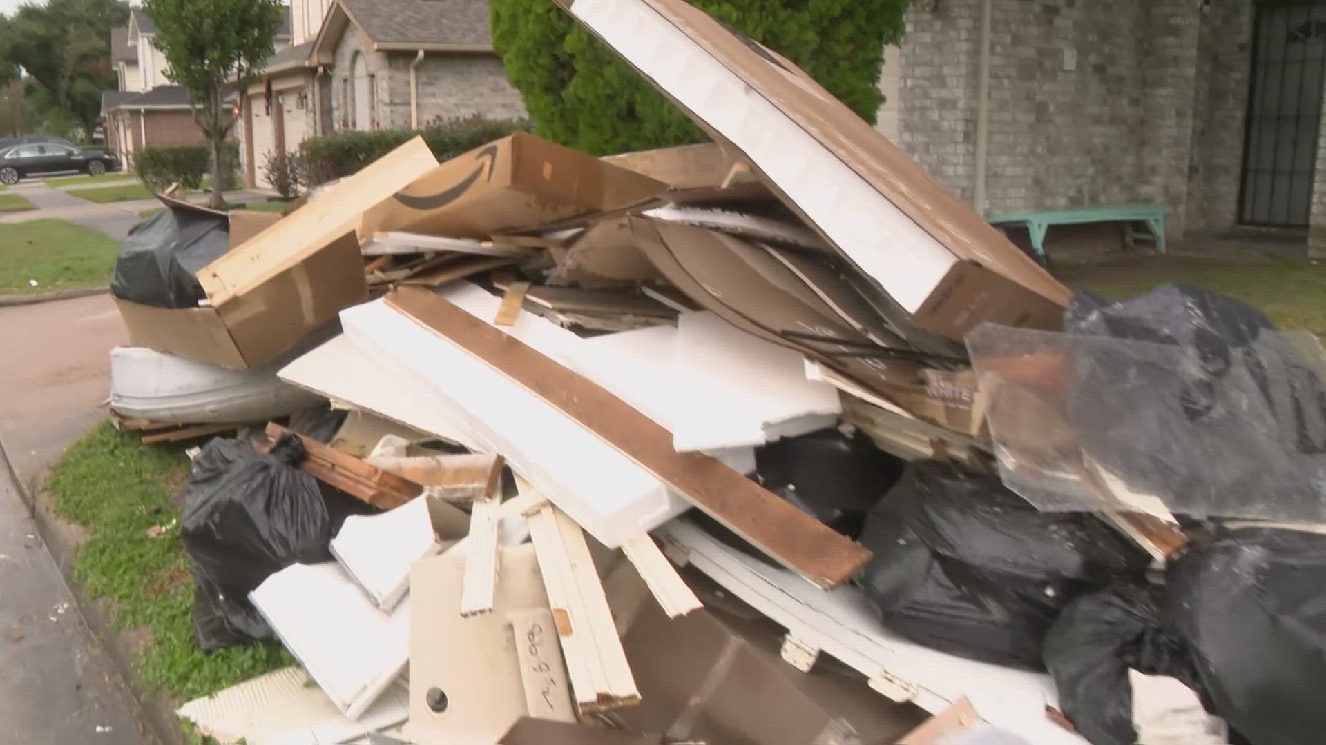 Trash piles up in Northwest Houston neighborhood after delays | khou.com