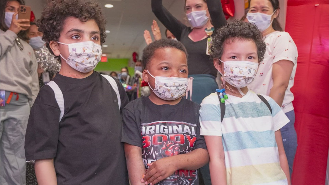 Three young boys form an enduring friendship during year-long hospital stays awaiting heart transplants, finally receiving them within days.