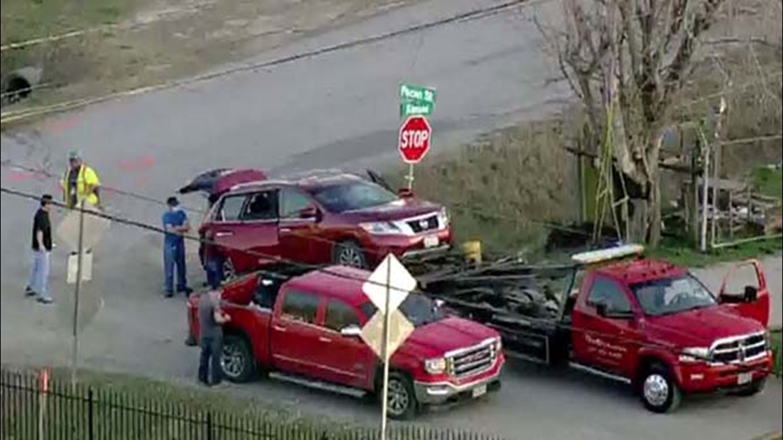 6 adults, 4 children taken to hospital after Fresno crash