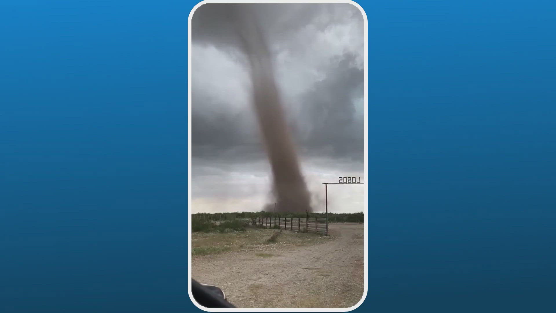 その他 XNET Tornado Large dust tornado spins through northern Mexico during storms