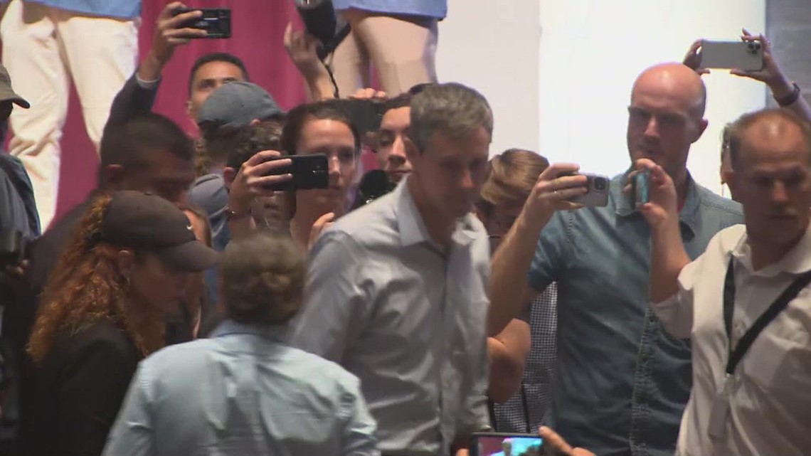 Beto O'Rourke confronts Gov. Abbott at press conference on Uvalde school shooting, demands change