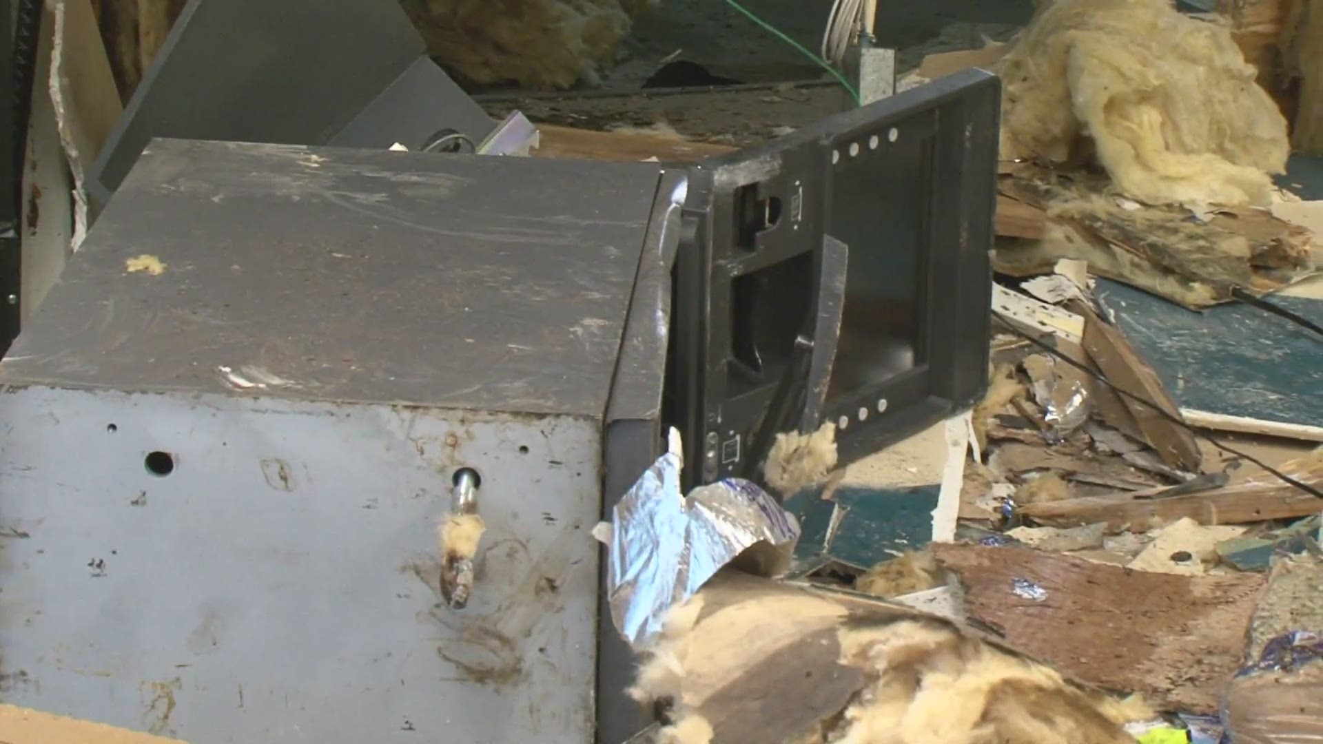 A gas station clerk got quite a scare when a group of suspects smashed a truck into a store to steal the ATM inside overnight.