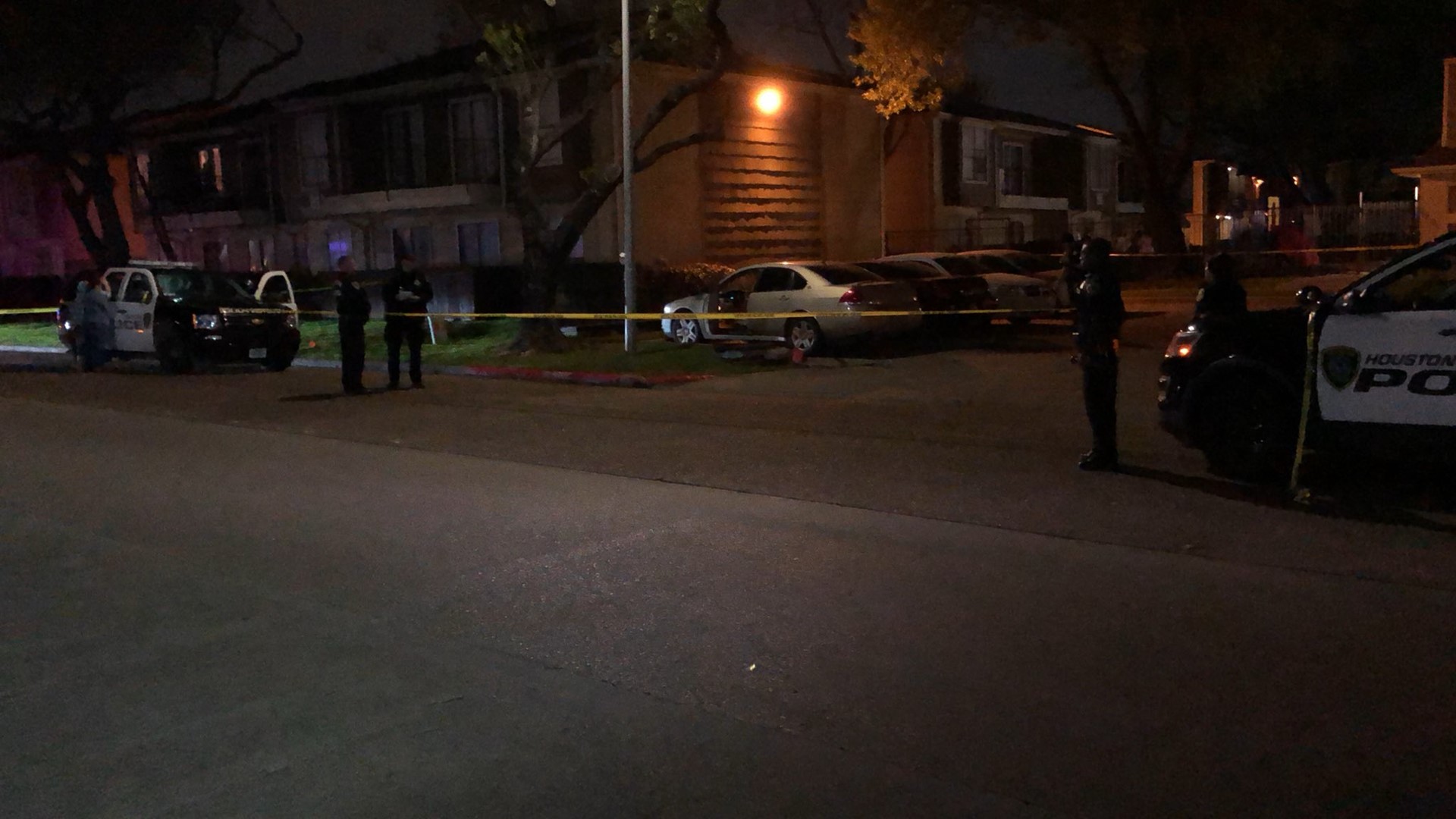 Man shot in head outside southeast Houston apartments | khou.com