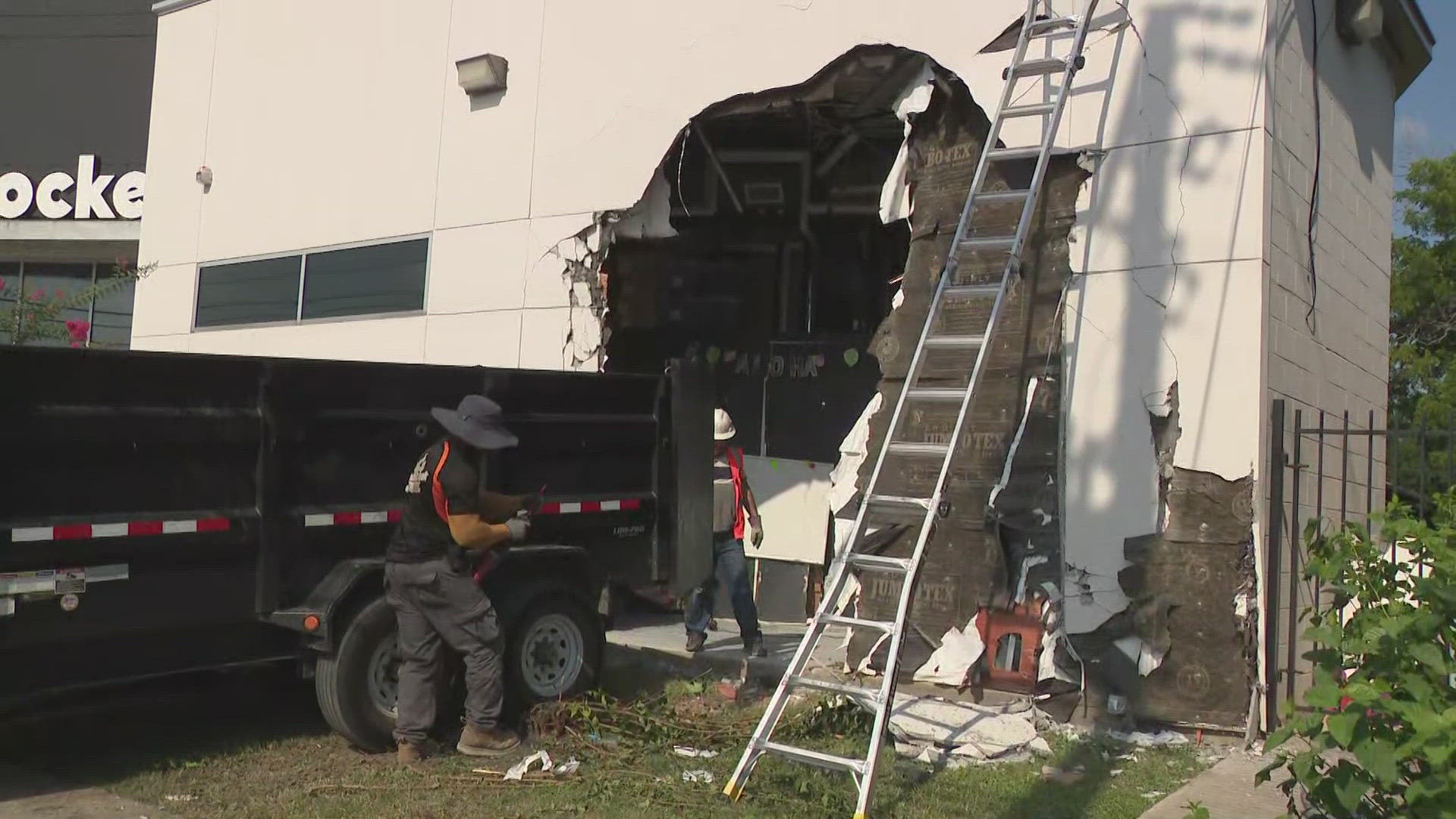 Burglars ram U-Haul into SE Houston Foot Locker 15 times to bring down the  wall