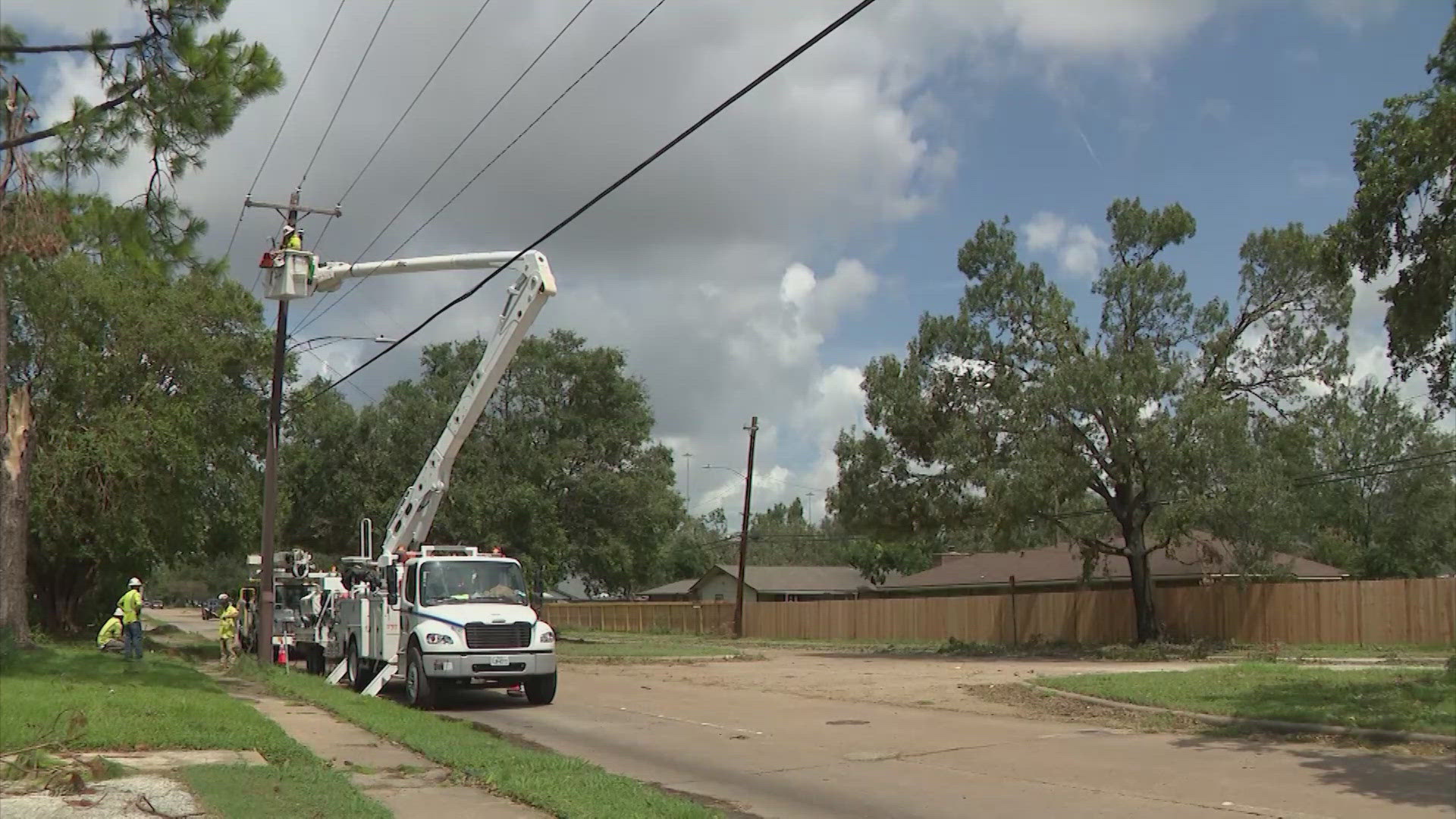 KHOU 11's Jeremy Rogalski and Cheryl Mercedes report on power following Hurricane Beryl in Texas.