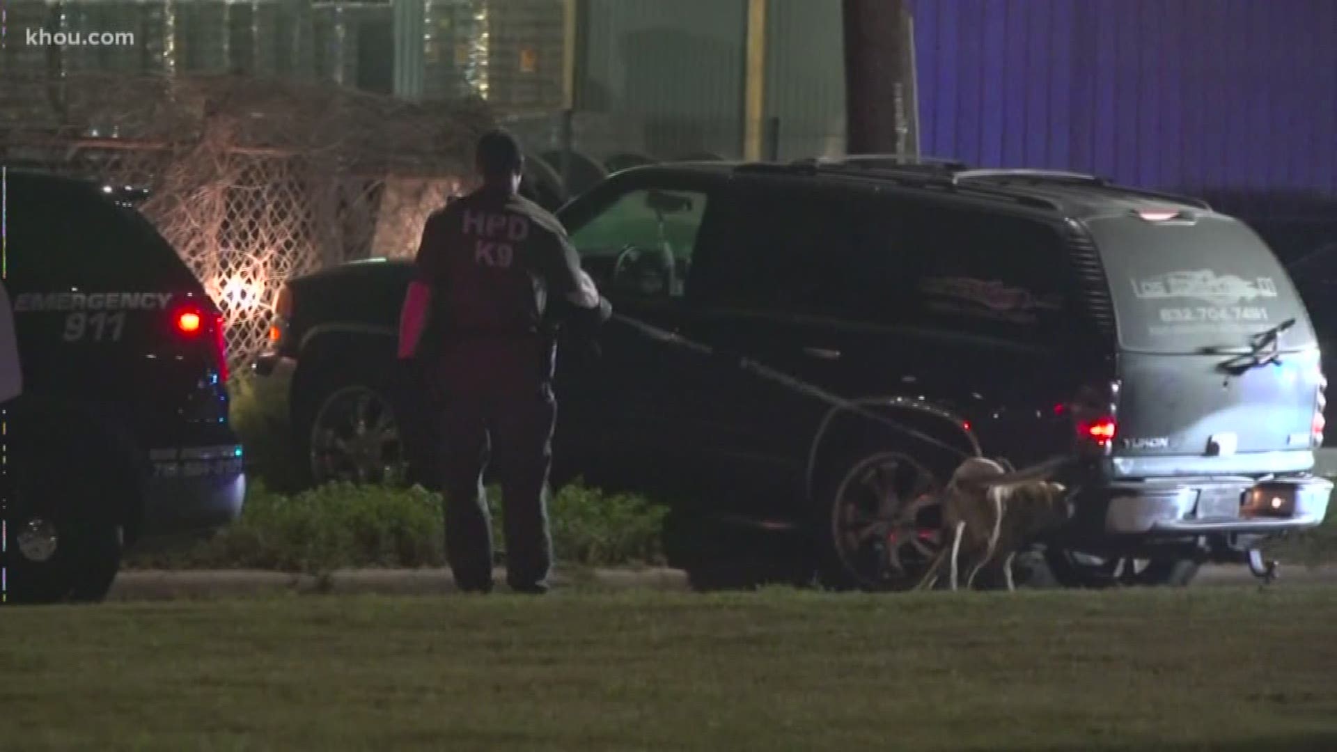 News photographer helps police tackle suspected car thief | khou.com
