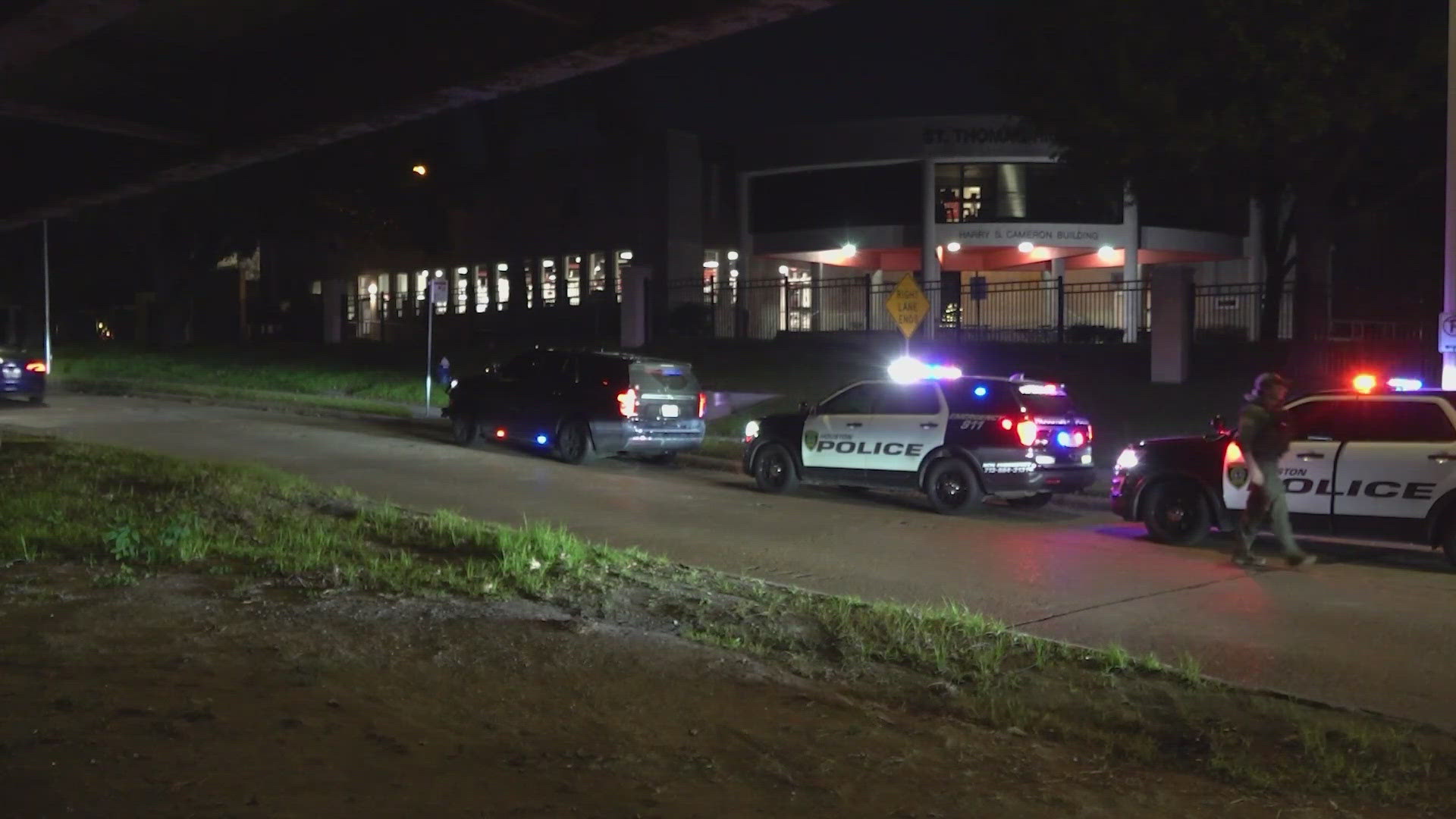 Woman robbed at knifepoint while exiting METRO bus, Houston police say ...