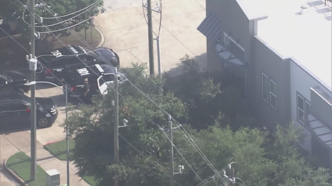 Houston police officer shoots suspect - Vimarsana News