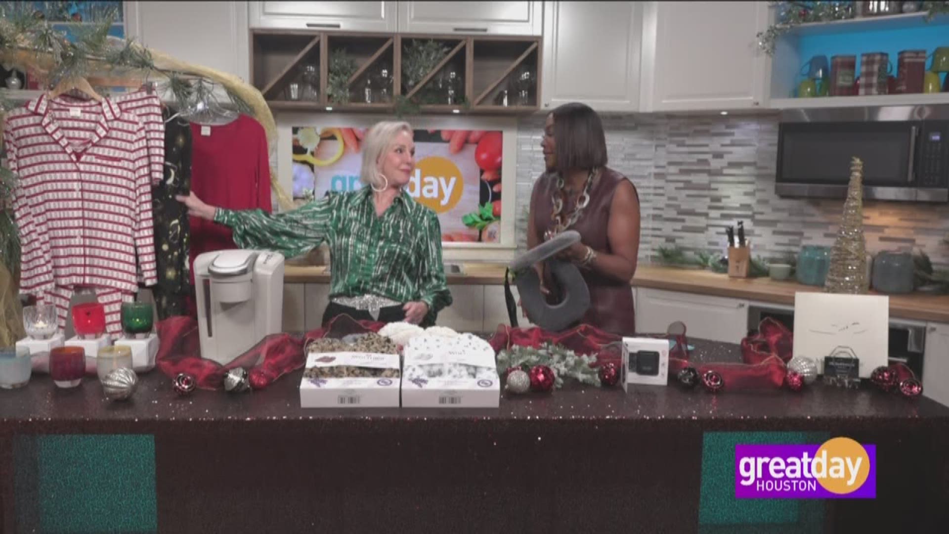 Oprah Magazine Insider and Blogger, Sheree Frede, shows us her favorite gift ideas this holiday season.