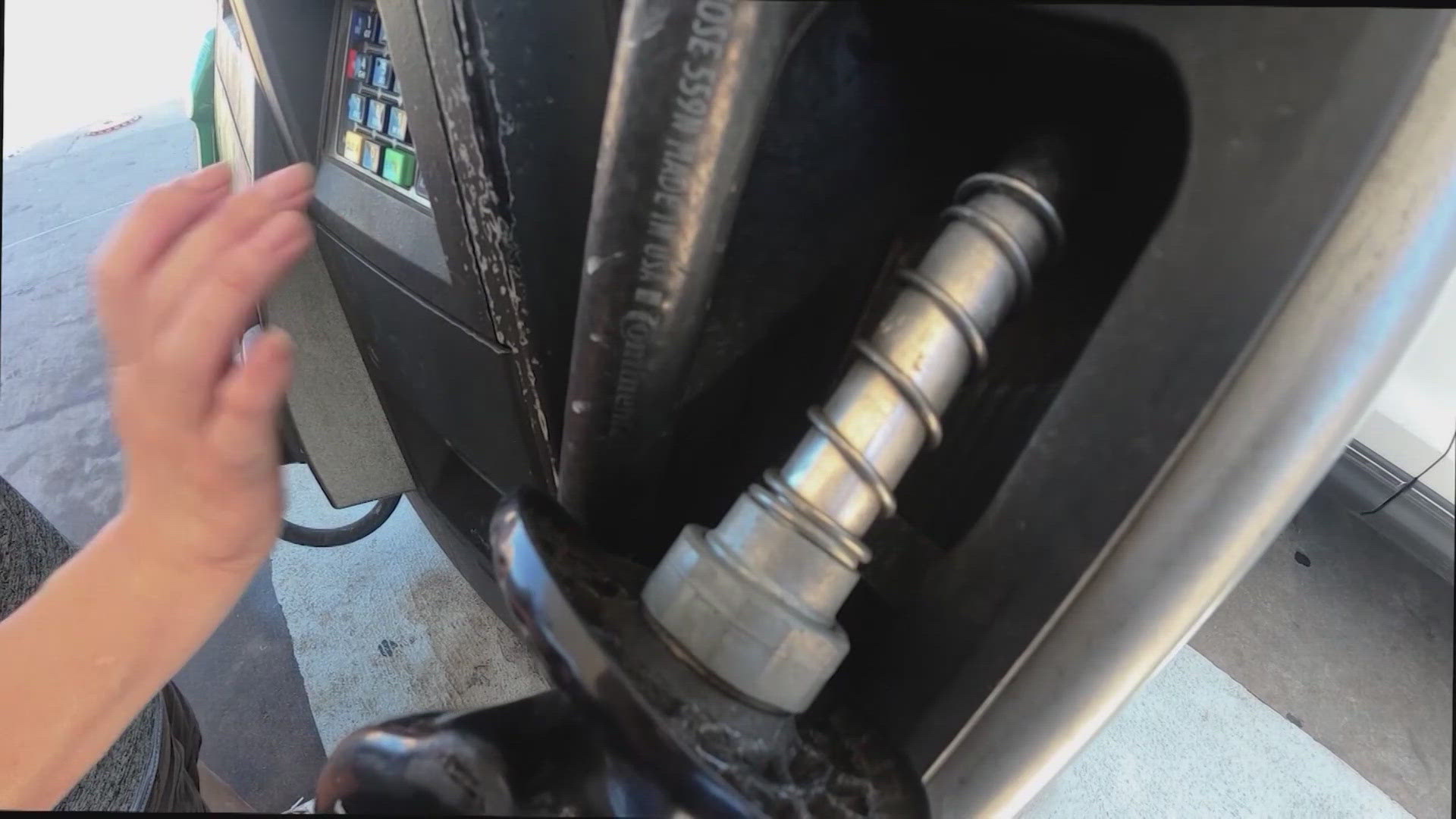 Houston gas prices rise as Middle East tensions push oil higher | khou.com