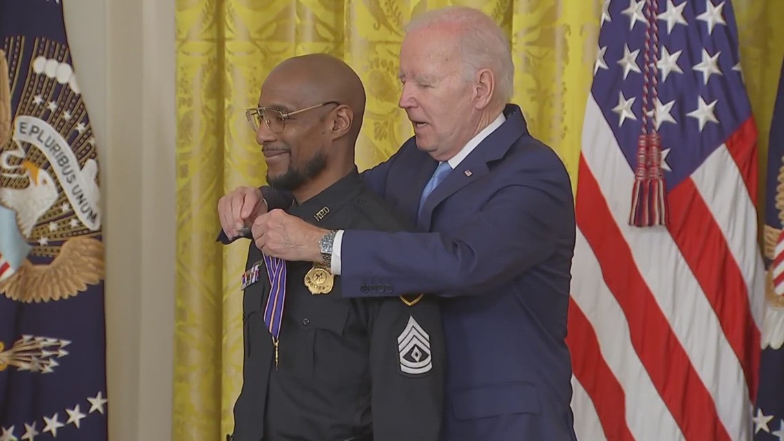 Houston officer awarded Medal of Valor for stopping man carrying rifle ...