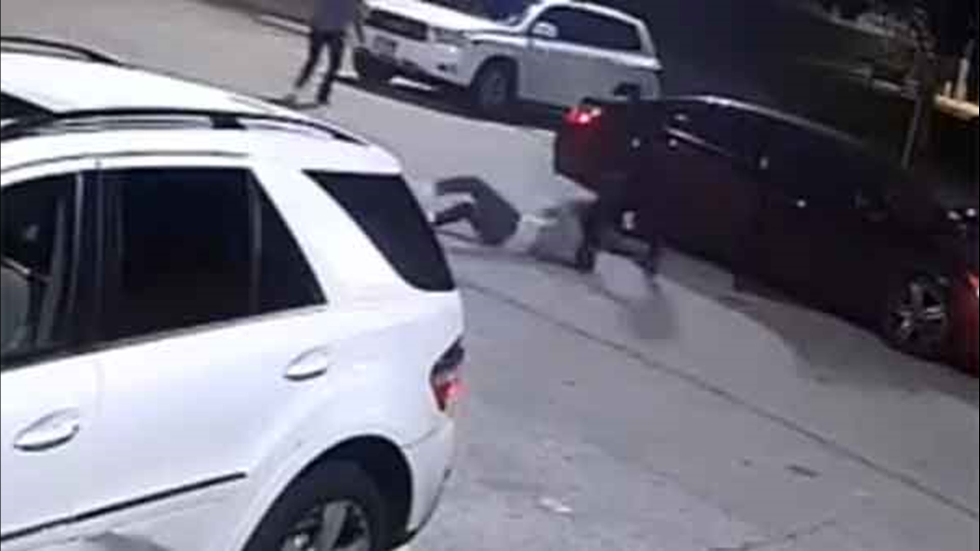 Woman dragged by purse snatcher in Houston restaurant parking lot ...