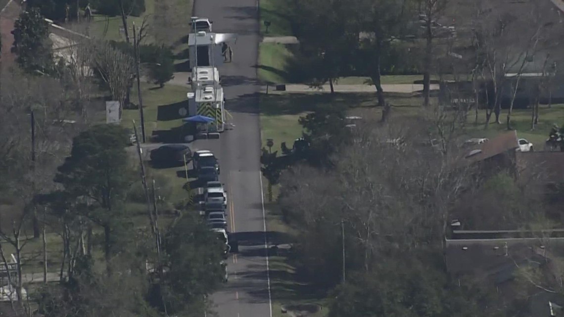 Police respond to man barricaded inside home in Shoreacres | khou.com