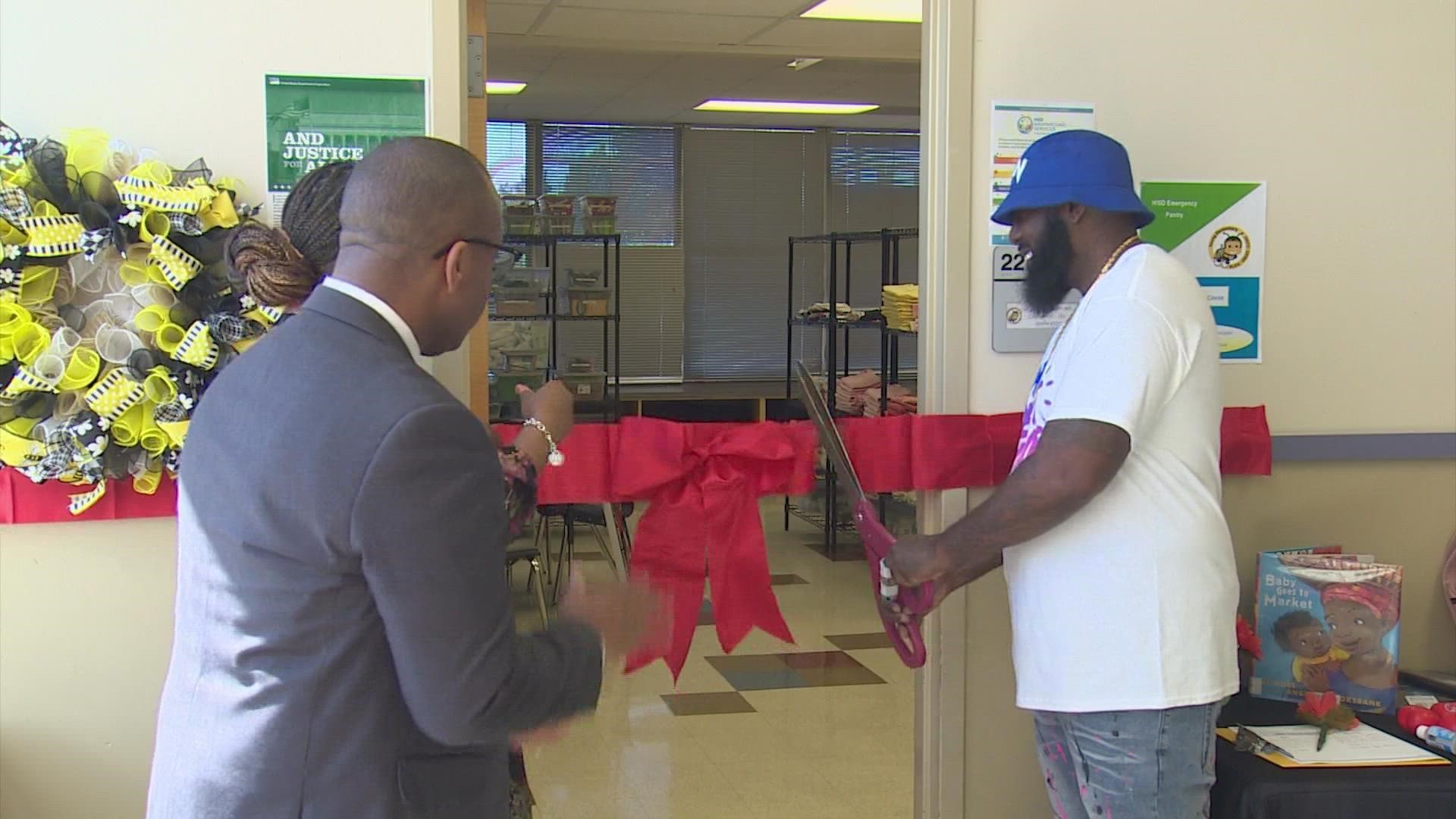 Trae Tha Truth helped convert an HISD classroom into a store-like experience for students experiencing homelessness.