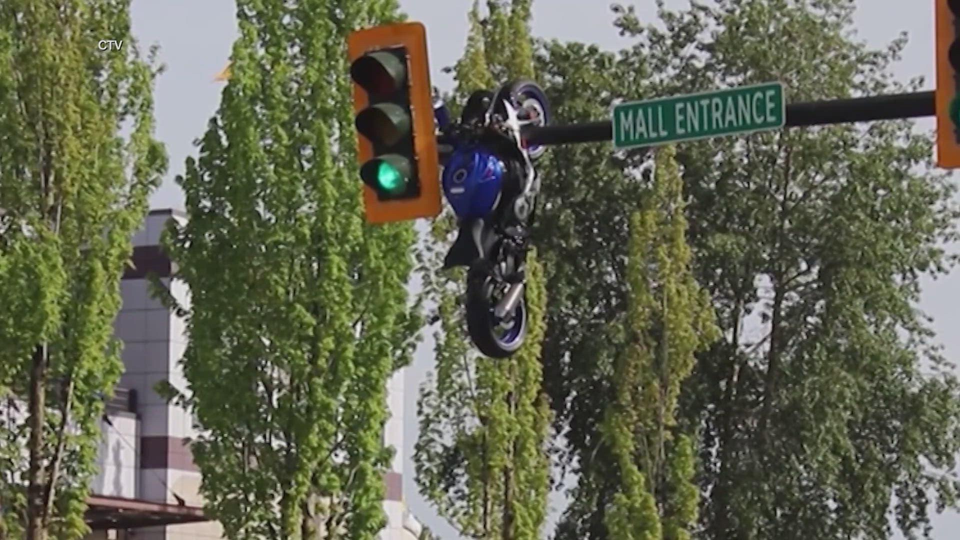 Motorcycle ends up on traffic light | khou.com