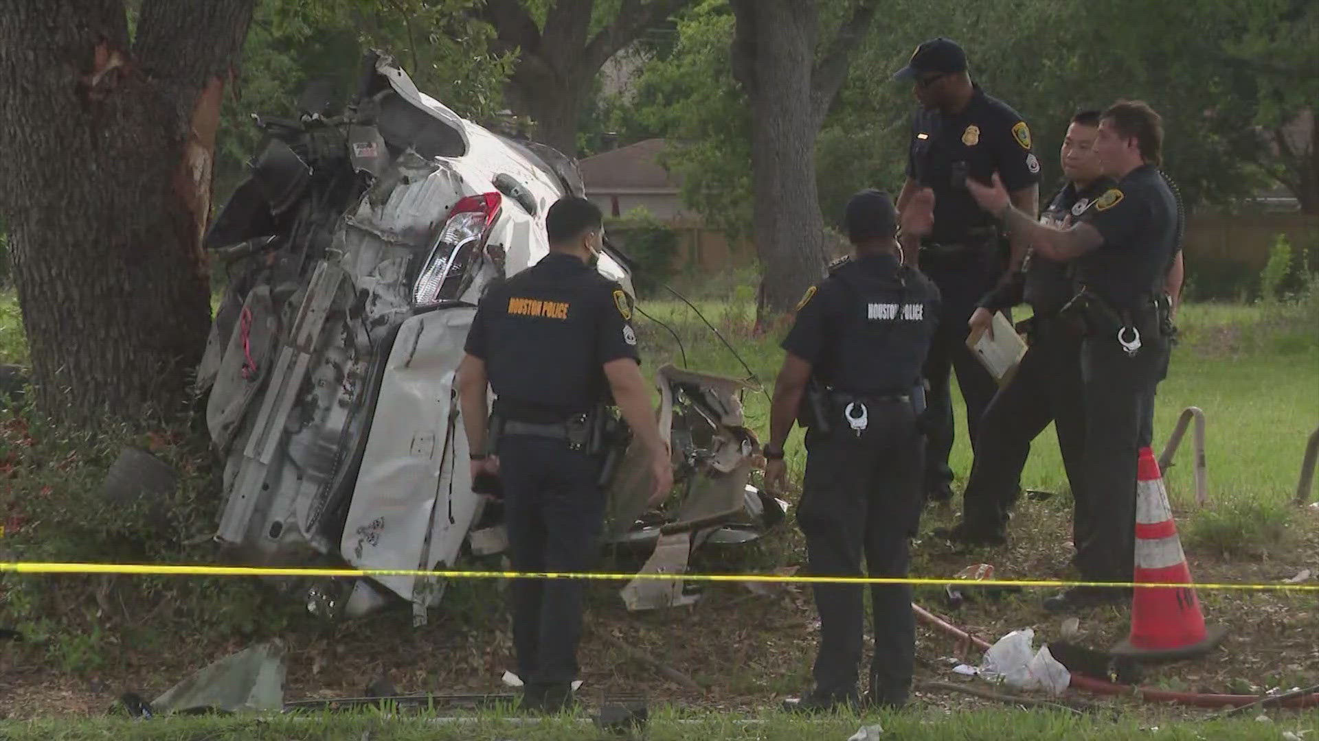 Crash in southwest Houston knocks out powerlines | khou.com