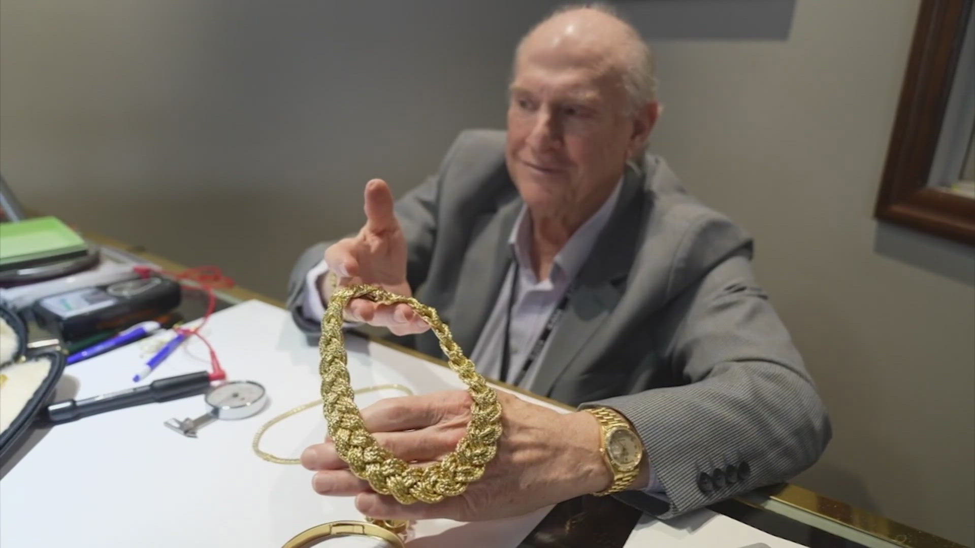 With gold prices at record highs, many people are cashing in by selling unused jewelry. Here's how much yours could be worth right now.