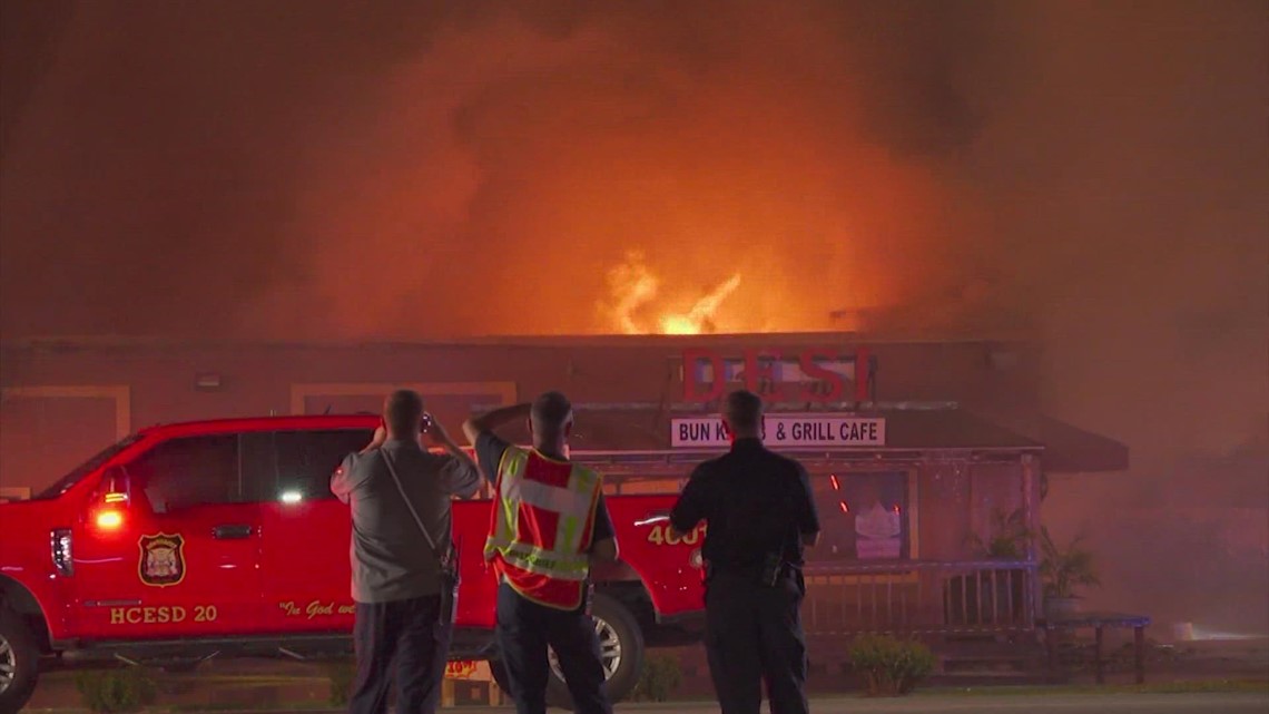 Kebakaran Houston, Texas: Petugas pemadam kebakaran terluka setelah atap runtuh