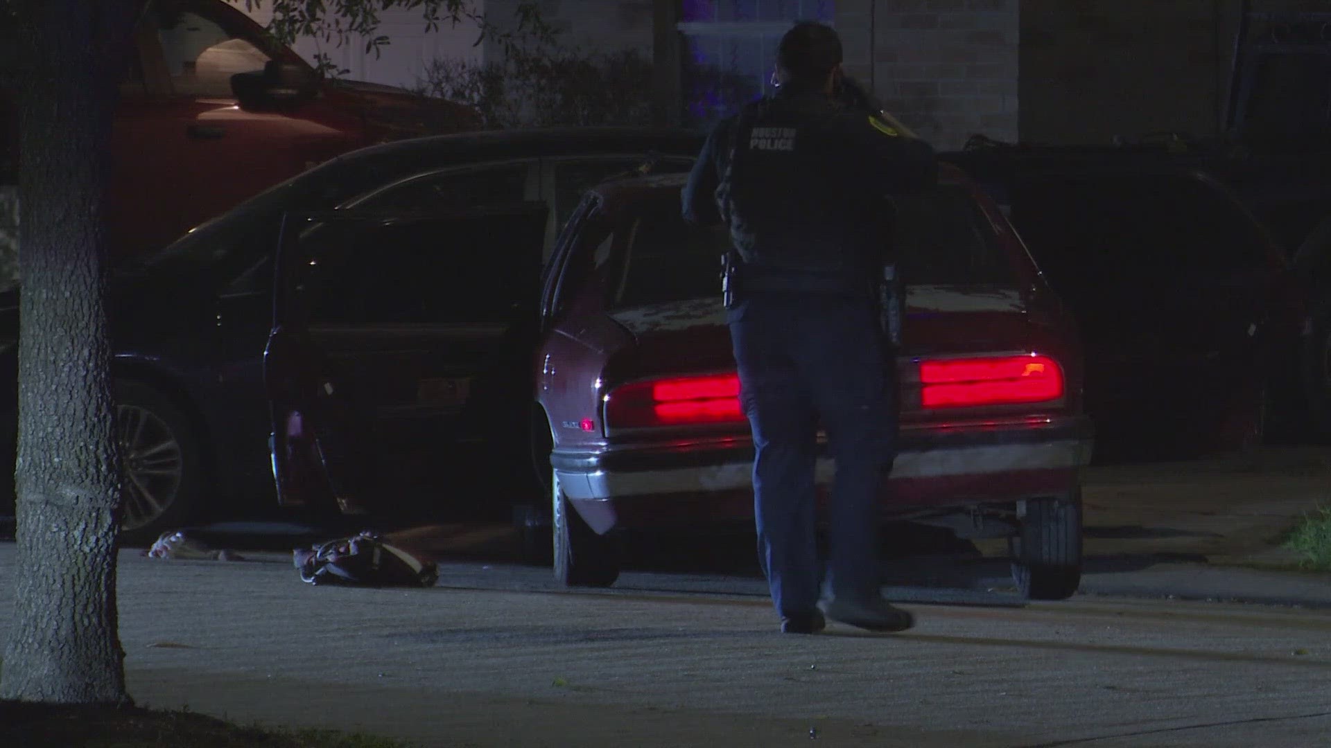 Police: 17-year-old shot in head while driving in north Houston