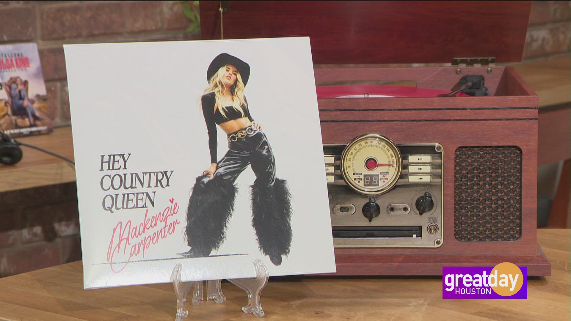 Country singer / songwriter Mackenzie Carpenter is taking over radio waves and streaming lists with her signature styl.