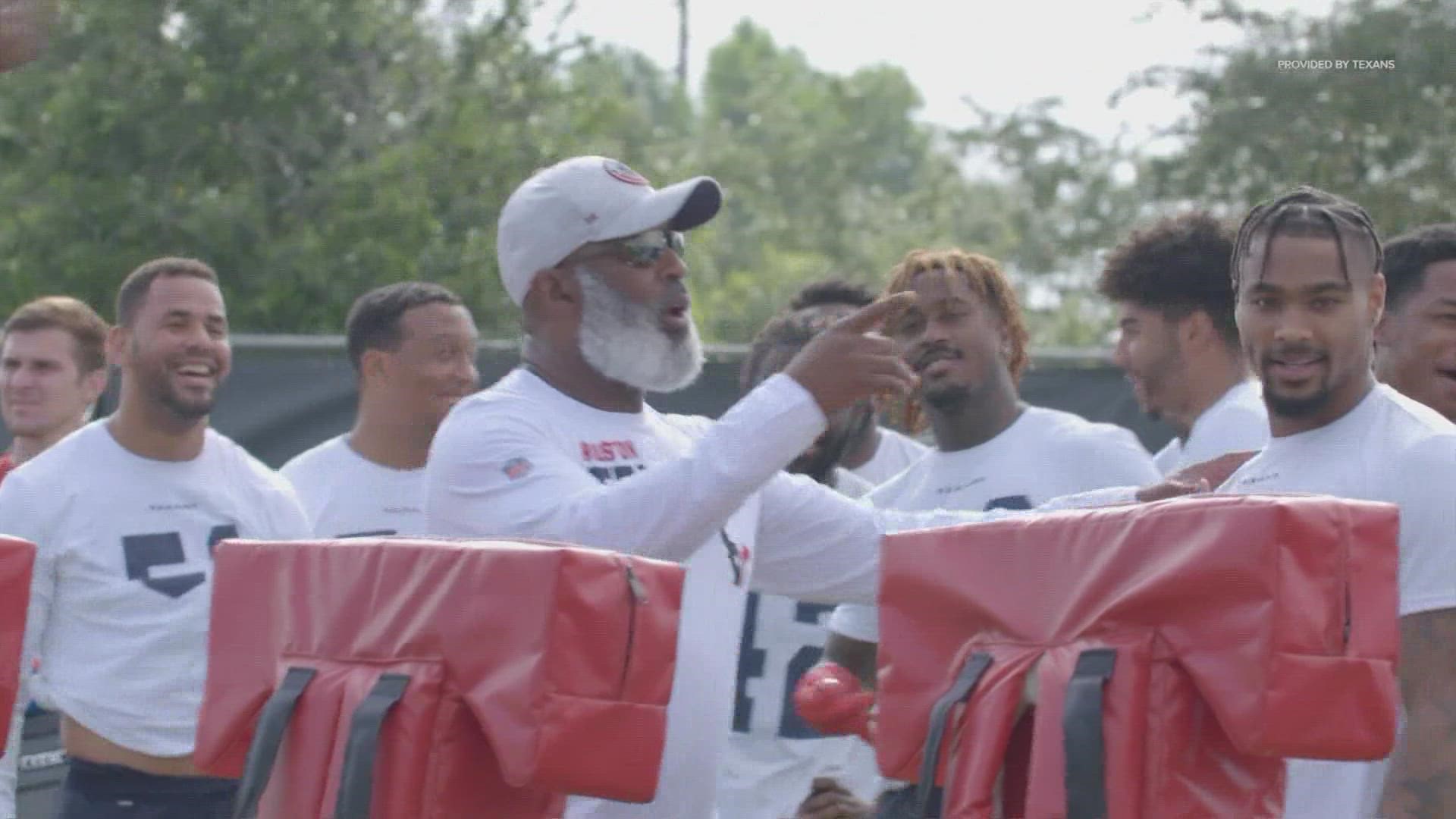 November 3, 2022: Houston Texans head coach Lovie Smith talks with