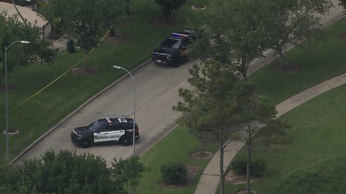 One killed, another injured in southeast Houston shooting, police say