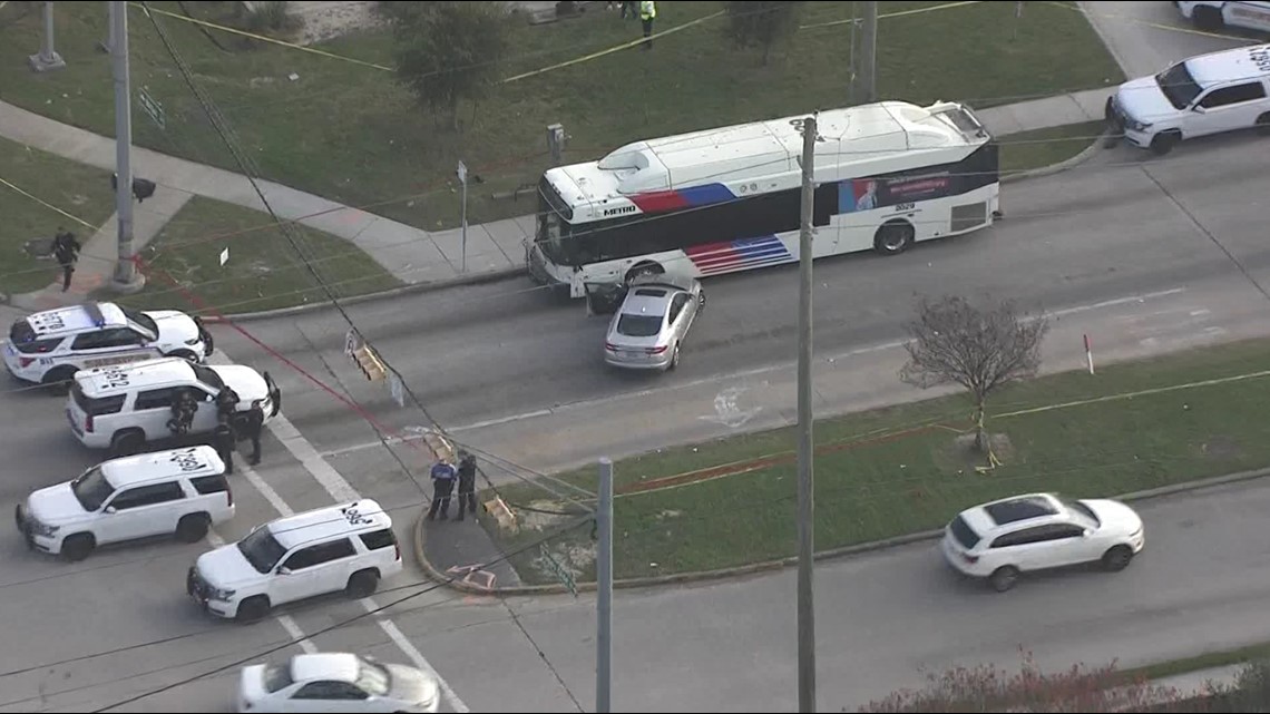 Robber shot by Dollar Store employee dies after crashing into METRO bus, sheriff says