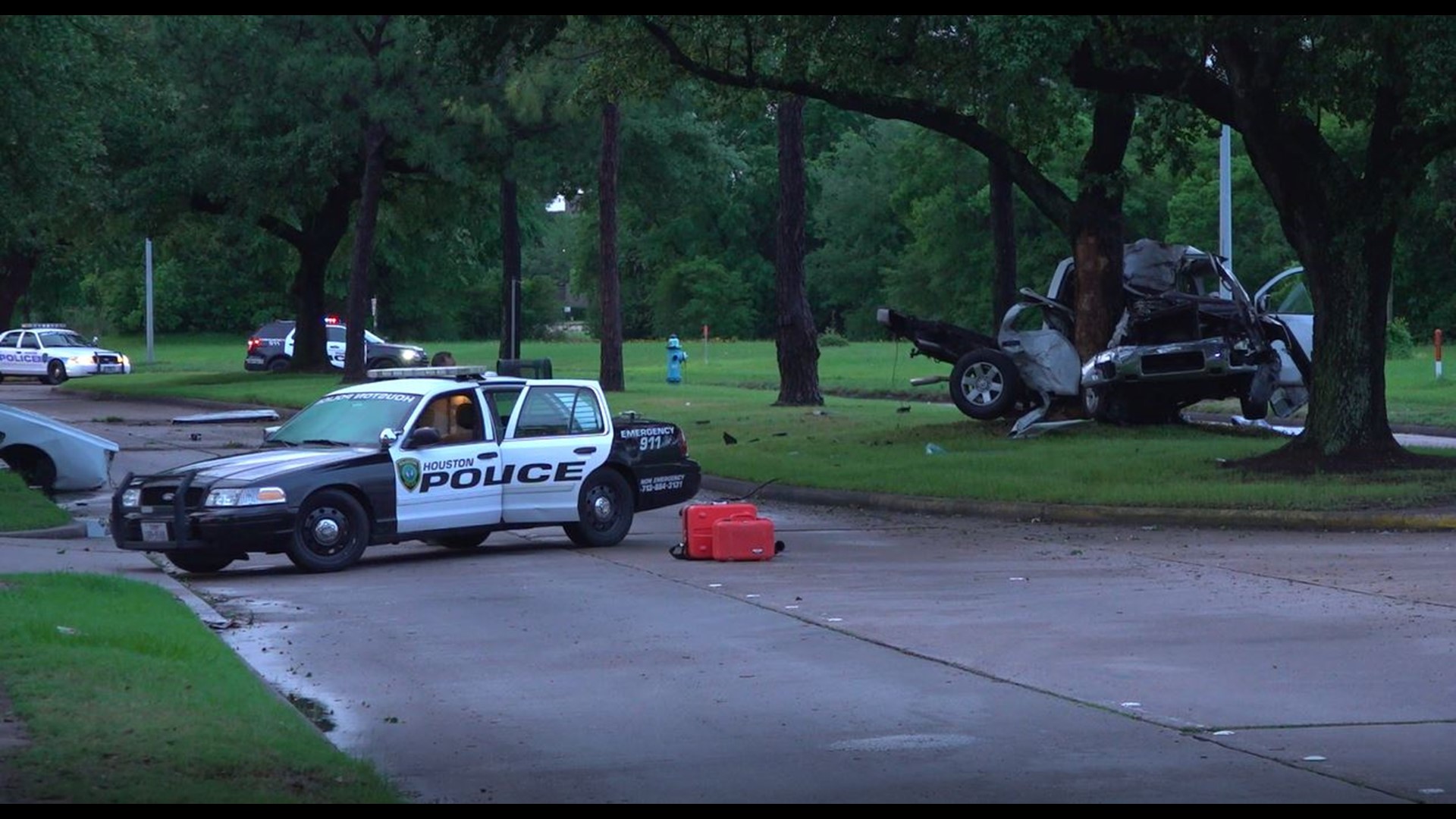 Man dies after crashing into tree in NW Houston | khou.com