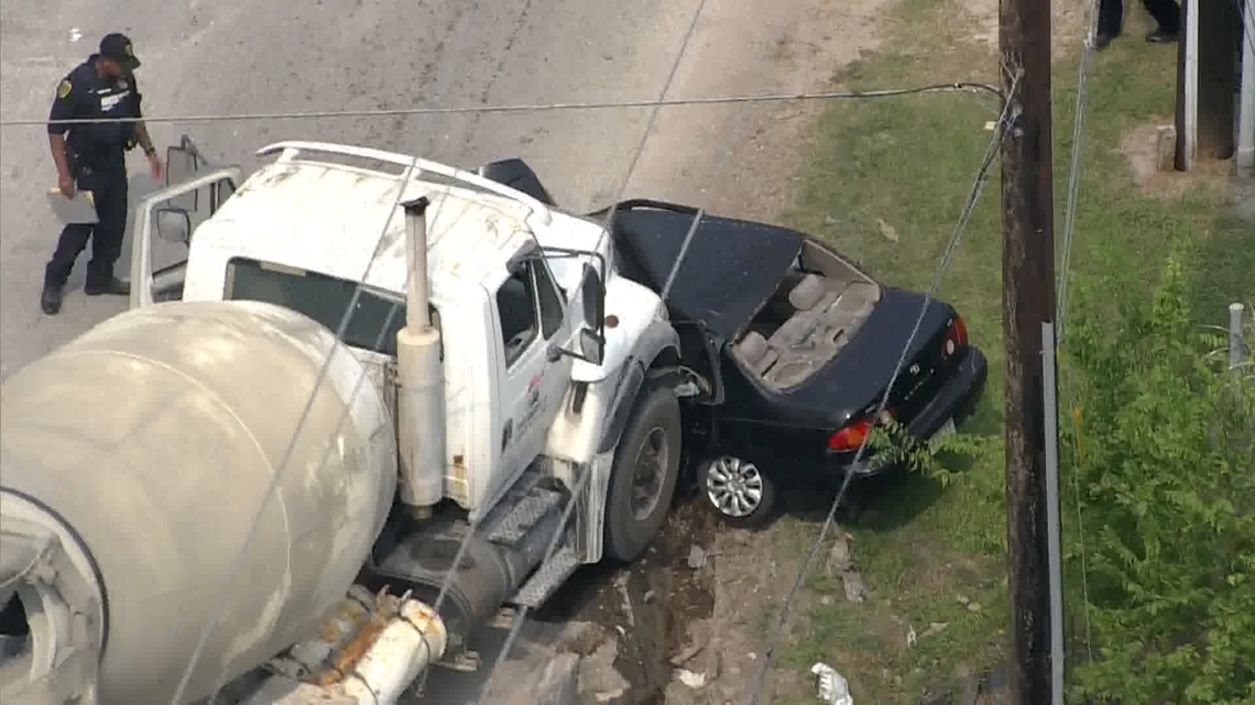 1 killed in crash with cement truck in Houston's South Side | khou.com
