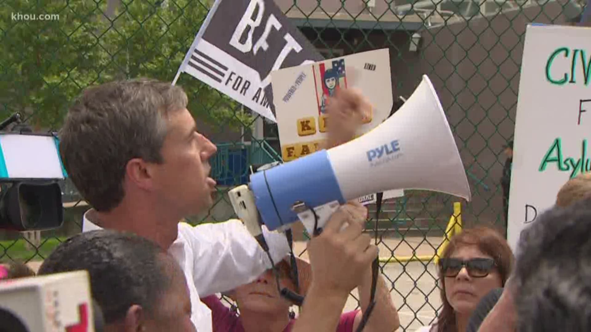 Democratic Presidential candidate Beto O’Rourke held a rally near downtown Houston Saturday afternoon in front of a controversial facility that houses unaccompanied migrant children. Casa Sunzal, run for Southwest Key Enterprises, a nonprofit, made headlines in 2018, when Houston Mayor Sylvester Turner tried to stop it from opening. It’s housed at the corner of Emancipation Ave and Prairie Street.
