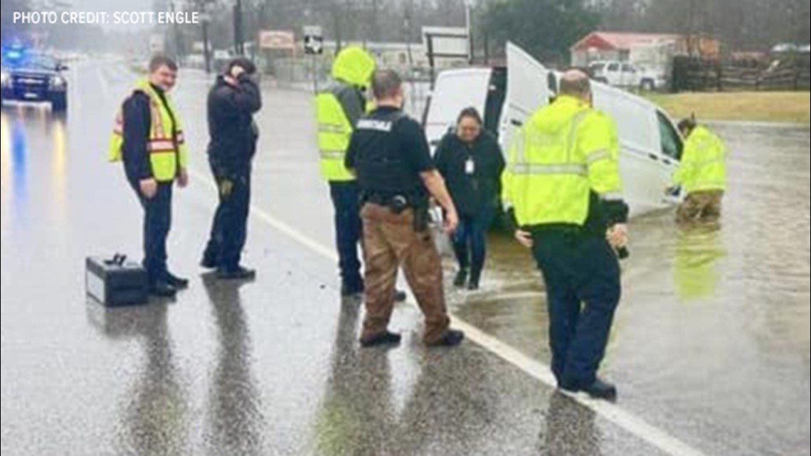 Berita Houston, Texas |  Hujan deras menyebabkan jalan banjir