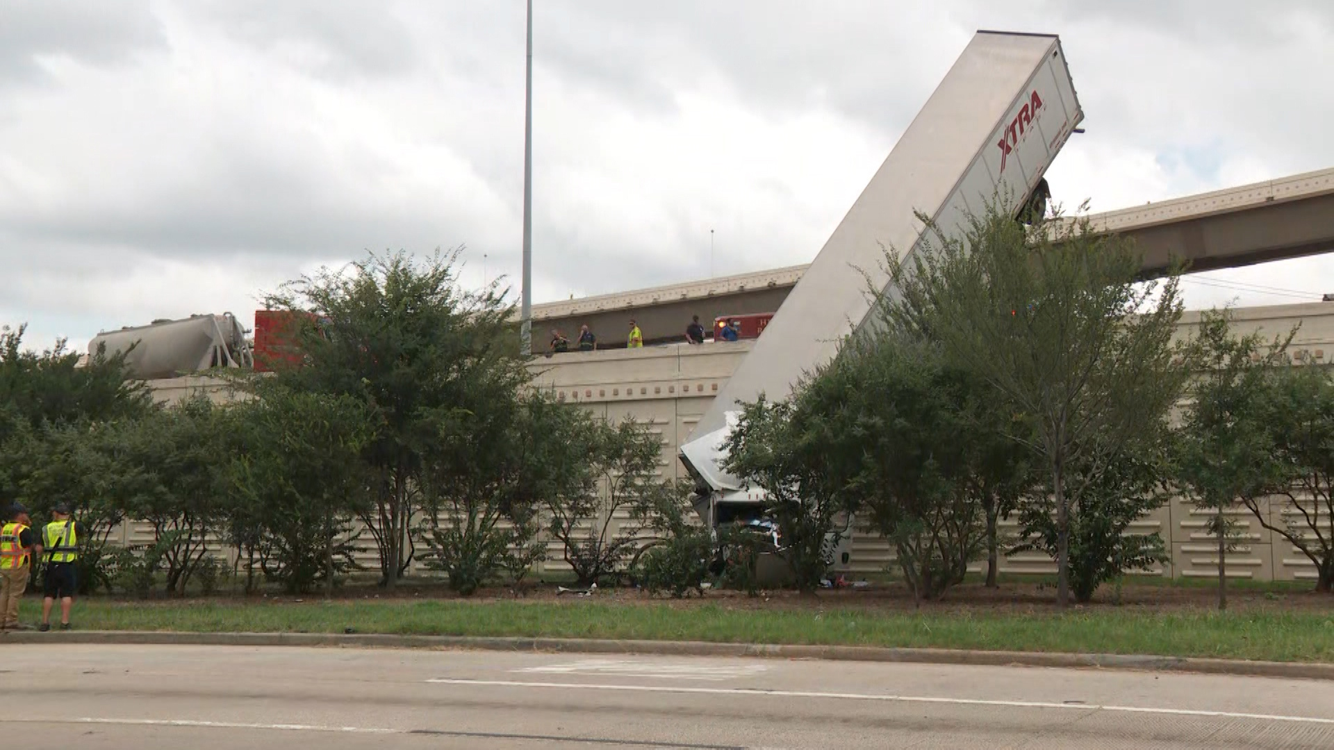 Khou Weather 18-wheeler trailer left hanging off edge of Katy Freeway after crash ...