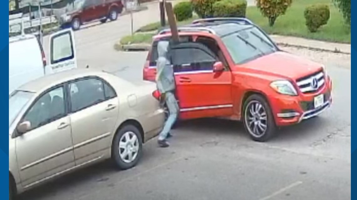 Houston police: Robbery victim through 2x4 at suspects - Vimarsana News