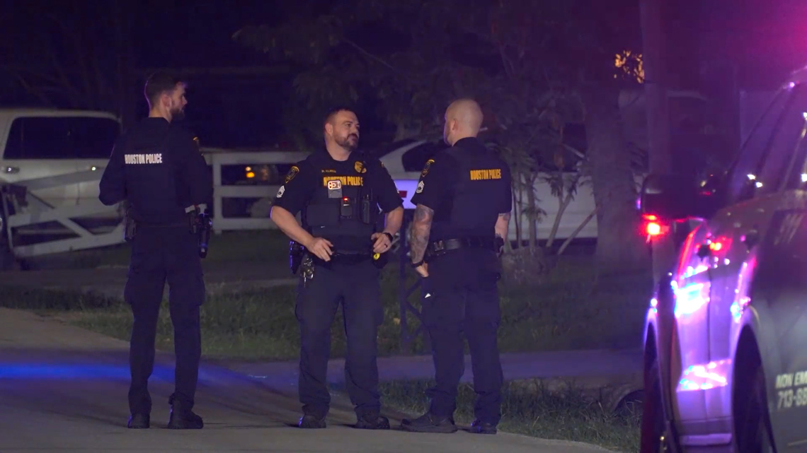 Le propriétaire tire sur l’homme qui se dirigeait vers la voiture dans le nord-est de Houston, dit la police