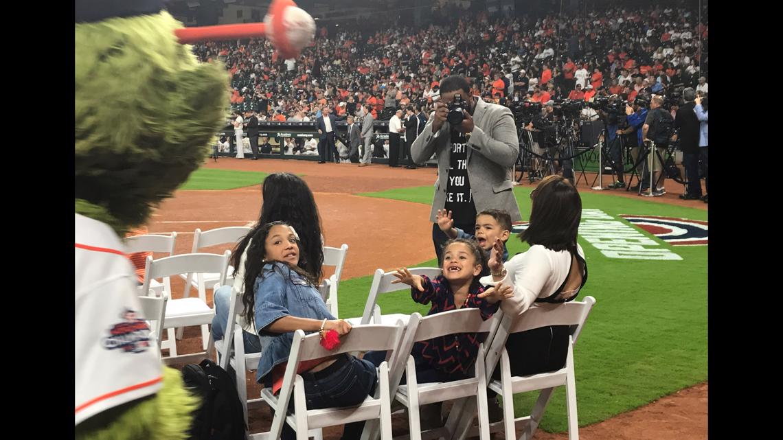 Astros holiday cards: How you can pose with Orbit!