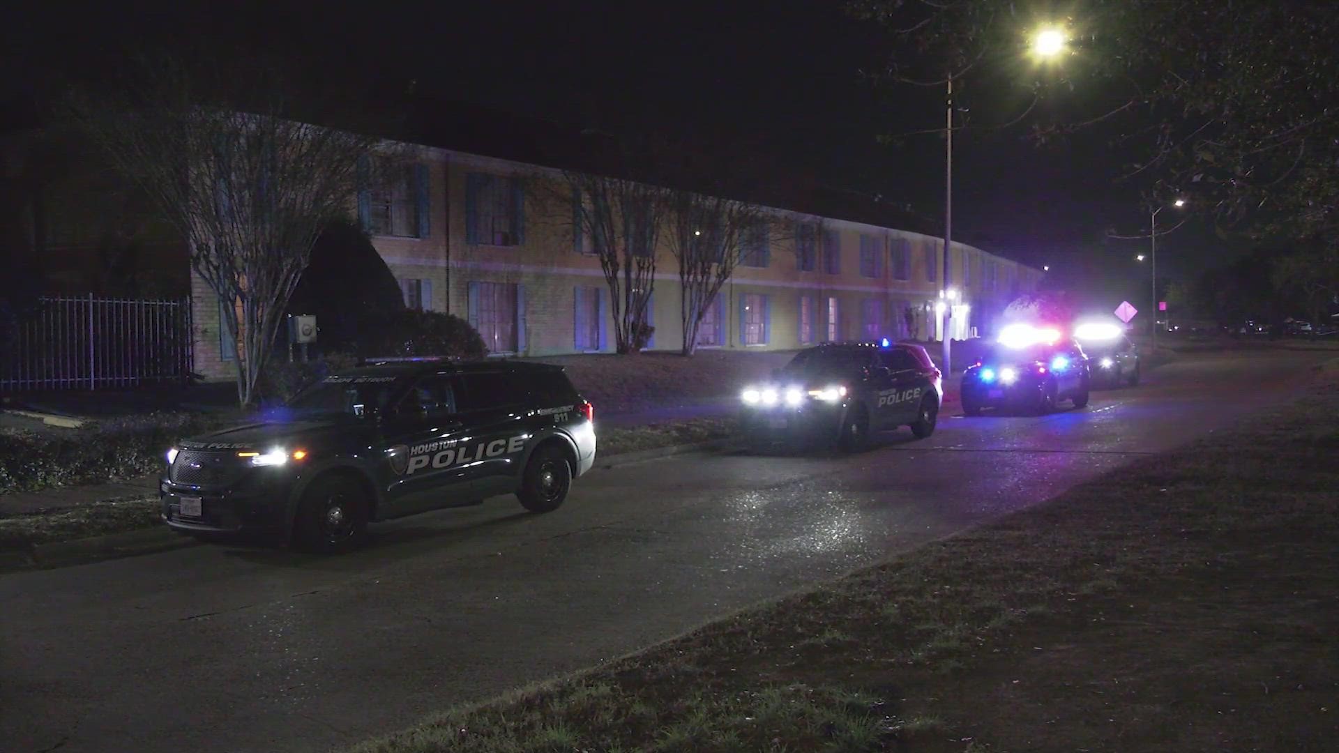 Deadly Shooting At Se Houston Apartment Complex 