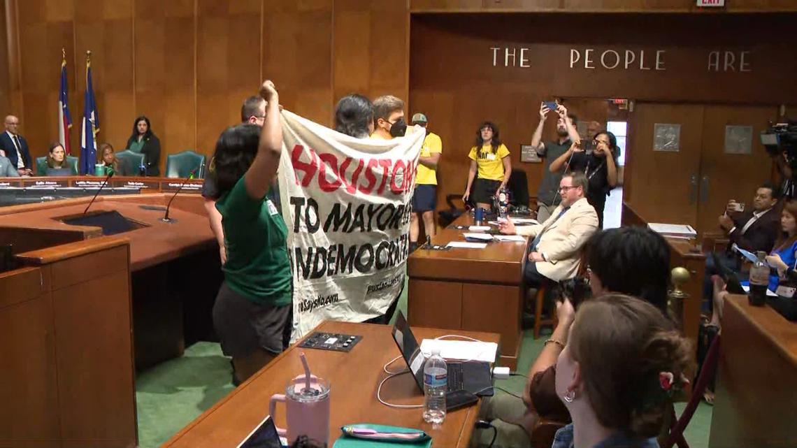 ヒューストンの抗議者は、評議会会議で7億ドルの予算に反対しています