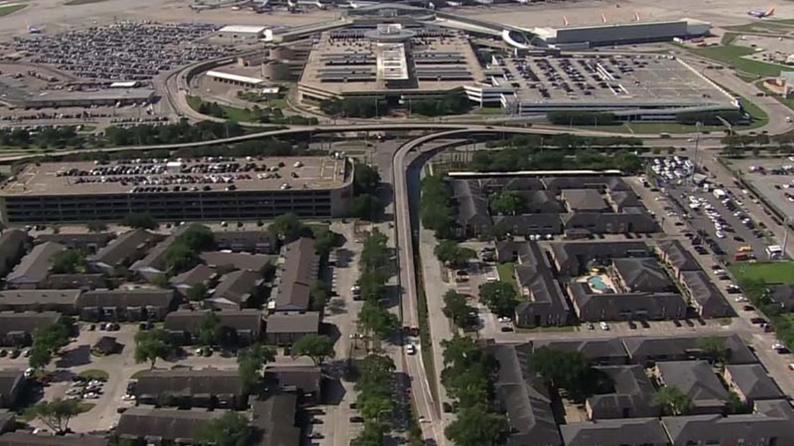 Landing gear collapses from plane arriving at Hobby Airport
