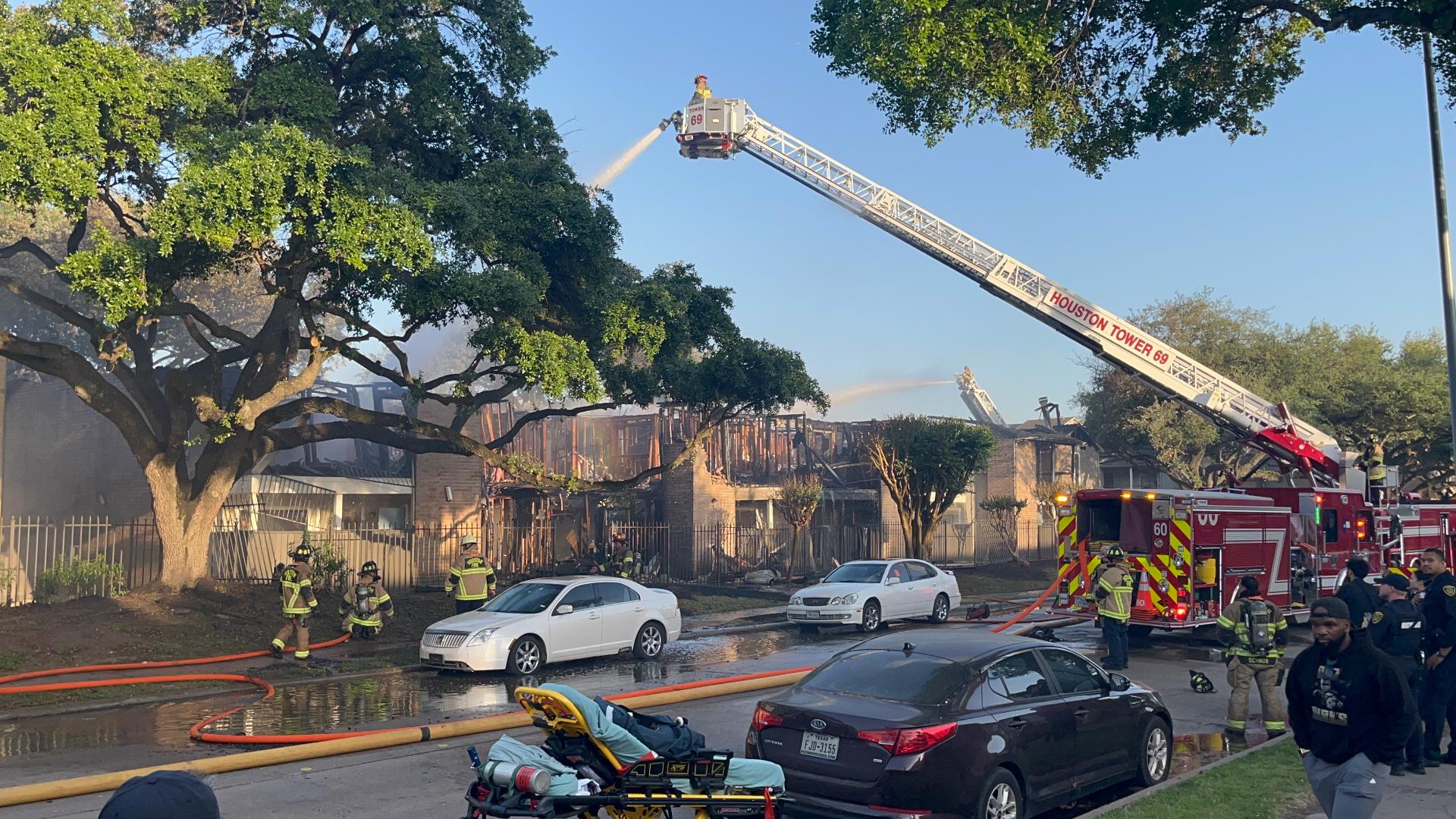Fire rips through west Houston apartment complex | khou.com